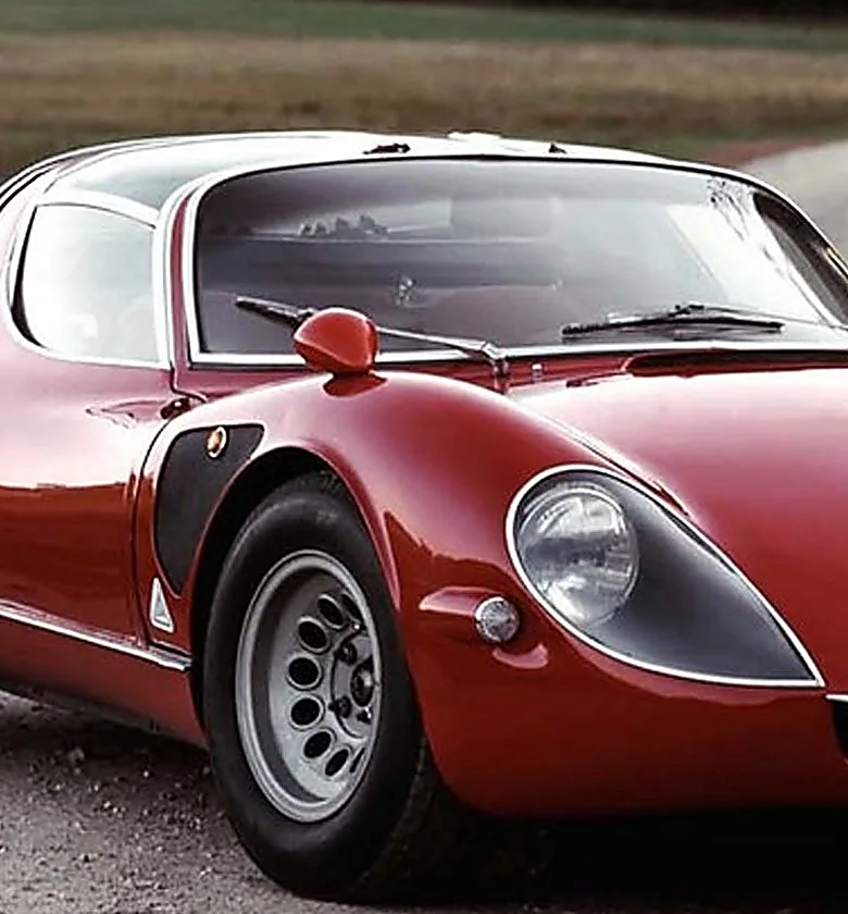 Auto storica rossa lucidata a specchio