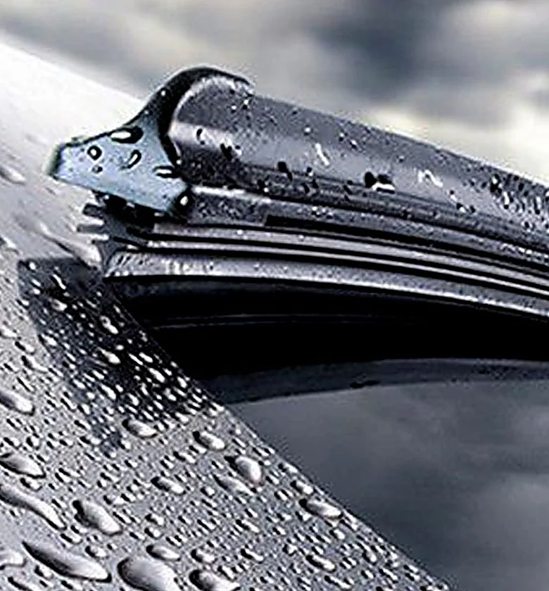 Gocce d’acqua su parabrezza e spazzola tergicristallo